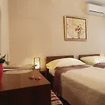 Bed and breakfast Le Petit Free Gated Parking 4*
