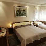 Le Petit Free Gated Parking Bed & Breakfast