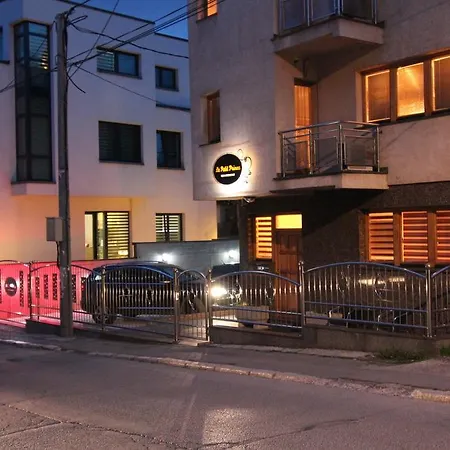 Le Petit Free Parking 3* SJJ