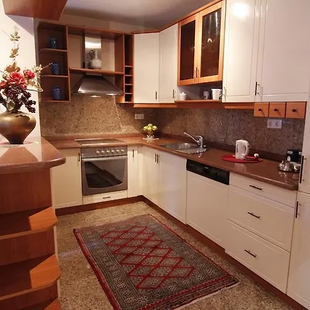 Bed and breakfast Le Petit Free Parking SJJ