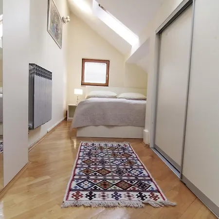 Le Petit Free Gated Parking Nocleg ze śniadaniem 4*