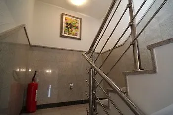 Le Petit Free Gated Parking Nocleg ze śniadaniem