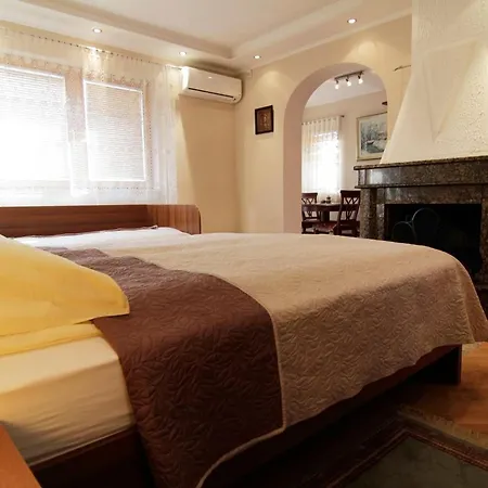 Le Petit Free Gated Parking Nocleg ze śniadaniem