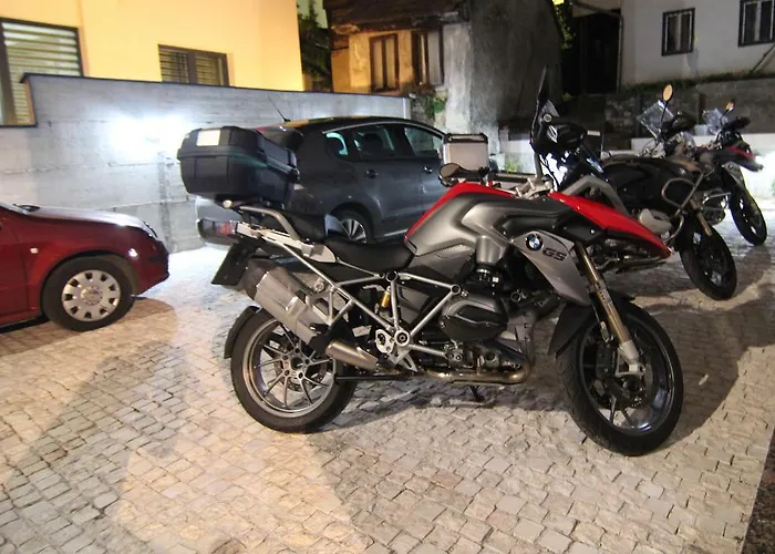 Le Petit Free Gated Parking 4*