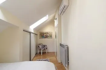 Le Petit Free Gated Parking 4*