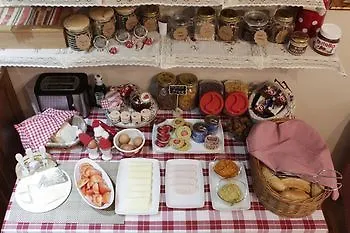 Le Petit Free Gated Parking 4*